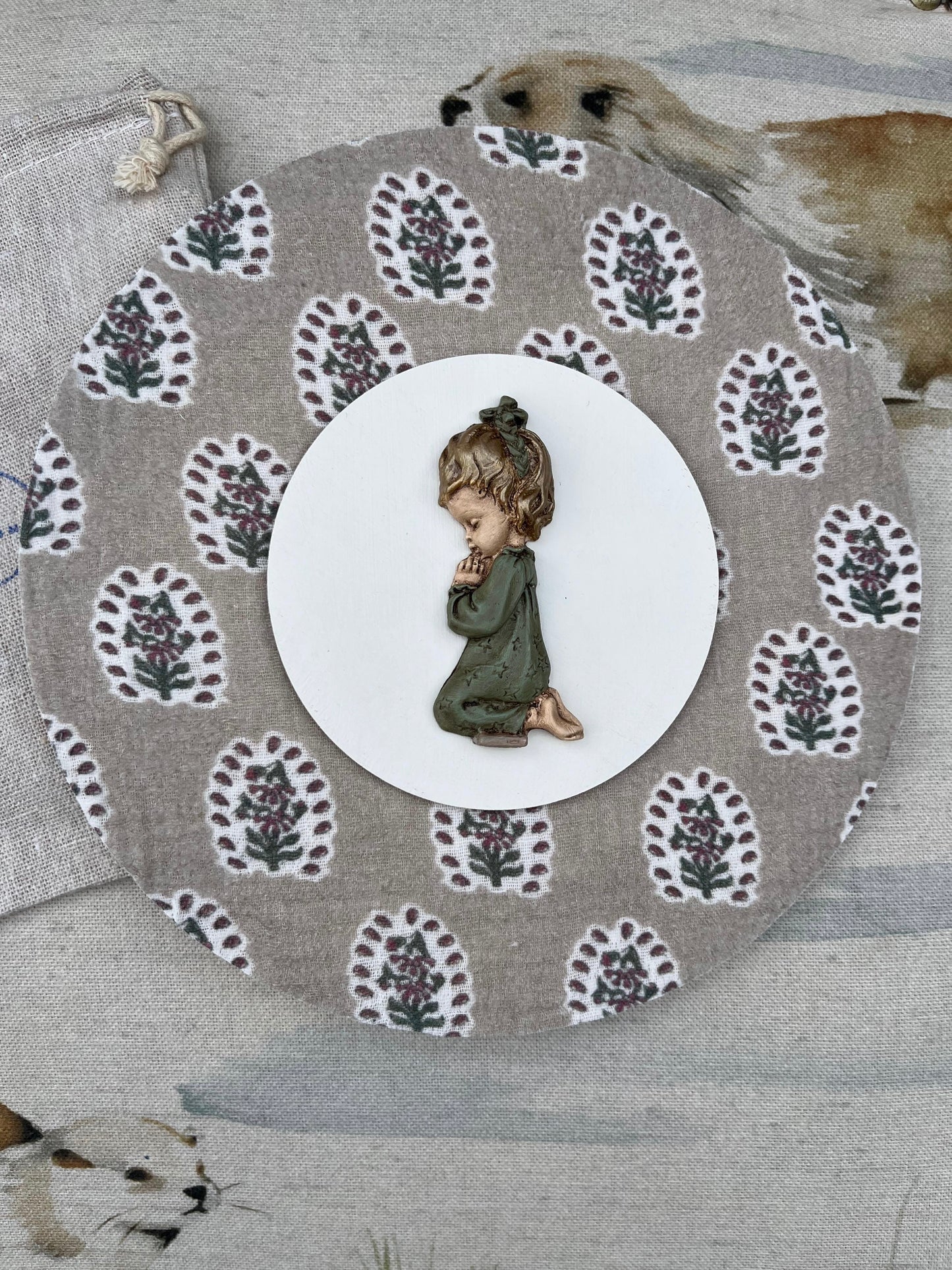 Cuadro niña rezando topo granate y verde (verde)