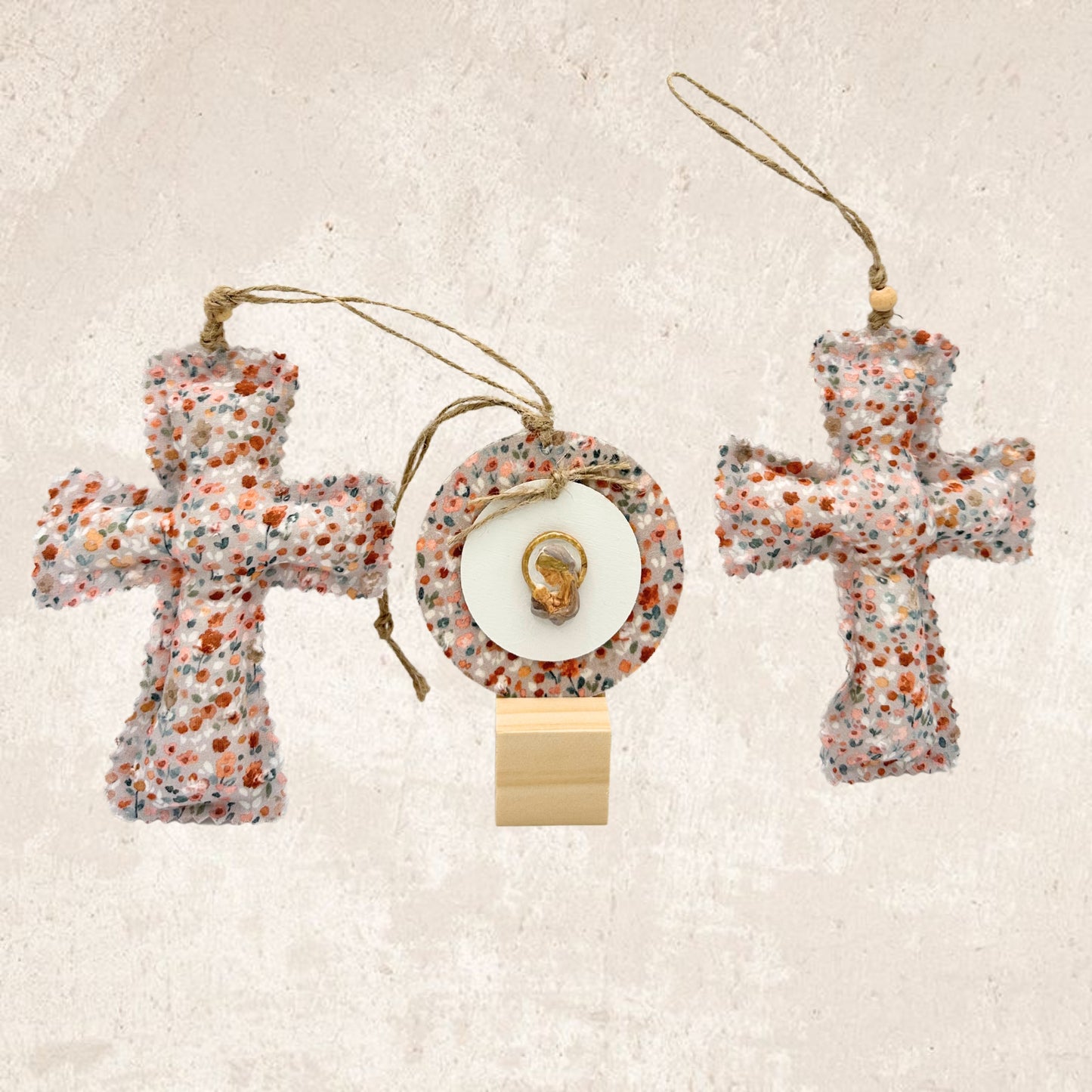 Pack Cruz y Medallón mediano Virgencita flores plumeti