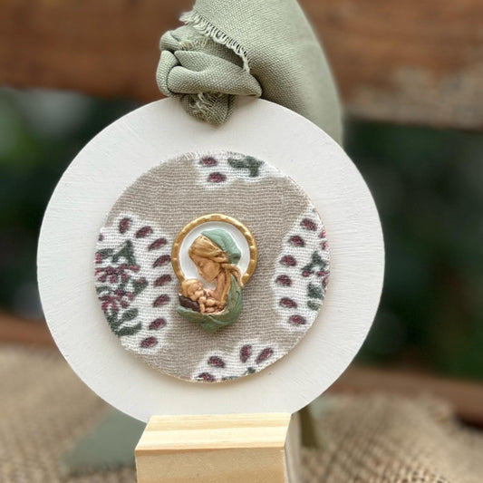 Medallón mediano Virgencita topo granate y verde