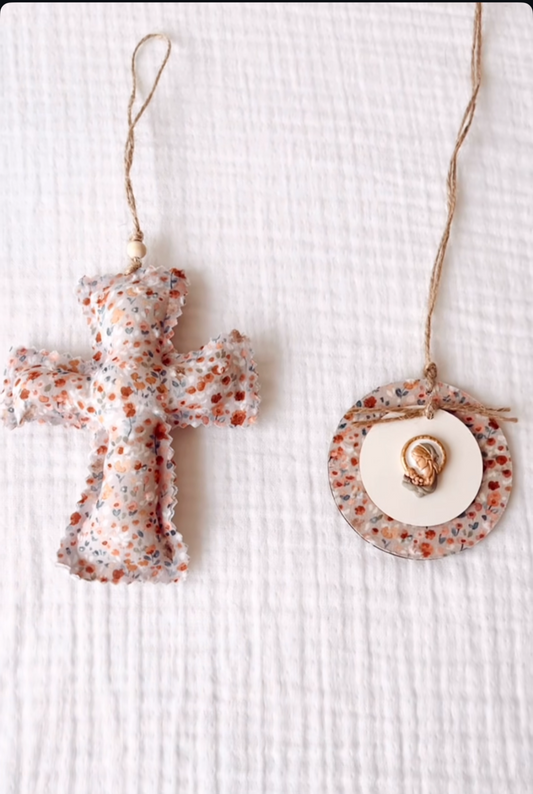 Pack Cruz y Medallón mediano Virgencita flores plumeti