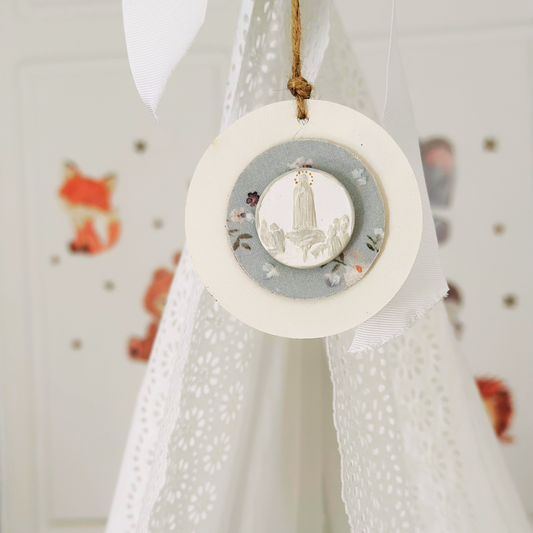 Medallón mediano Virgen de Fátima azul floral