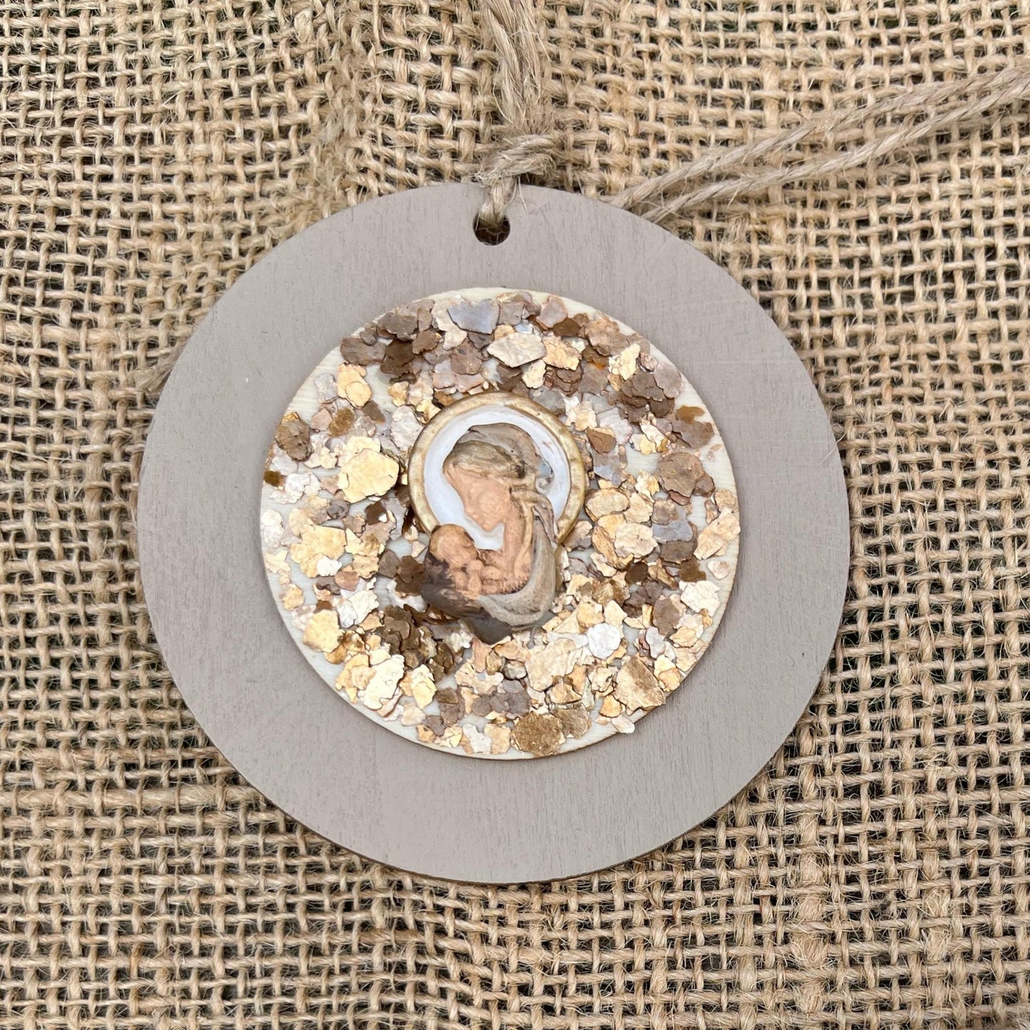Medallón mediano Virgencita Topo Gold