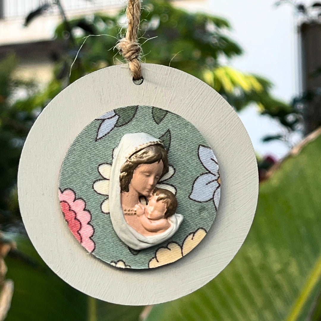 Medium medallion with Virgin flowers