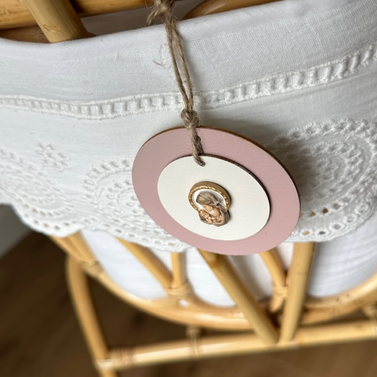 Medium medallion with plumeti flowers