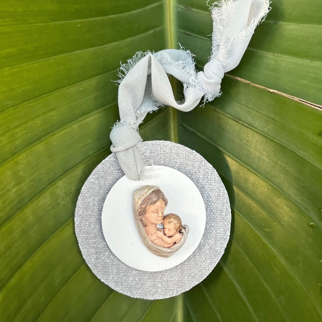 Medallón mediano Virgencita plata