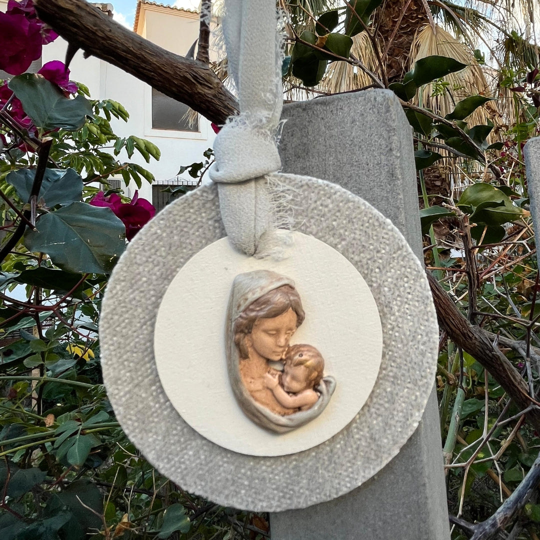 Medallón mediano Virgencita plata