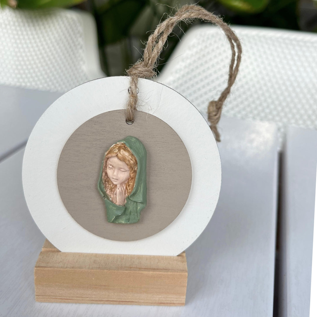 Medium medallion Virgin V