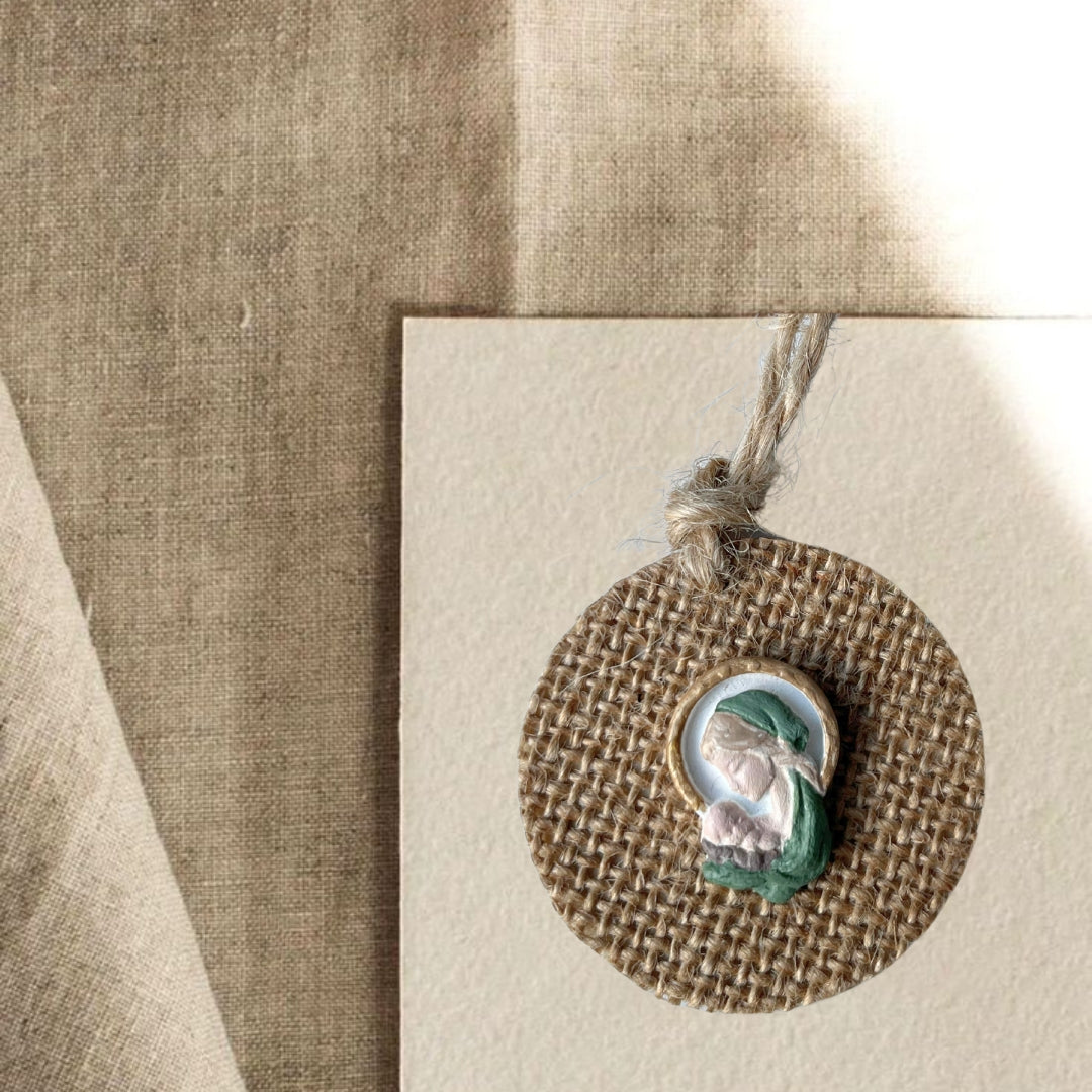 Mini medallion Virgin Mary green raffia