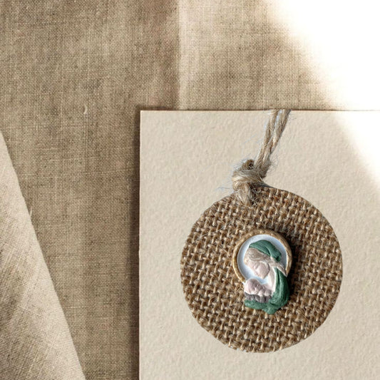 Medallón mini Virgencita rafia verde