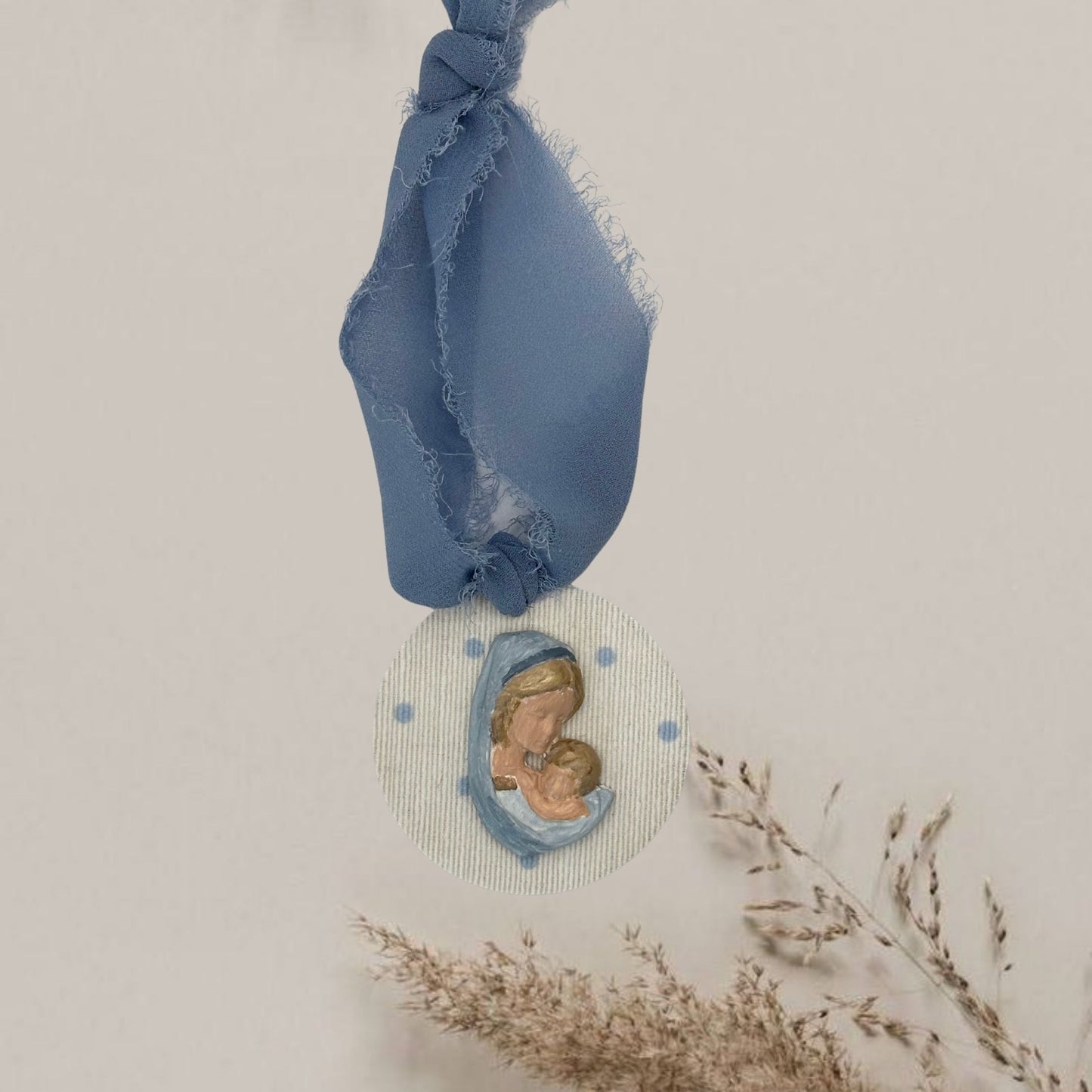 Medallón mini Virgencita lunares celeste