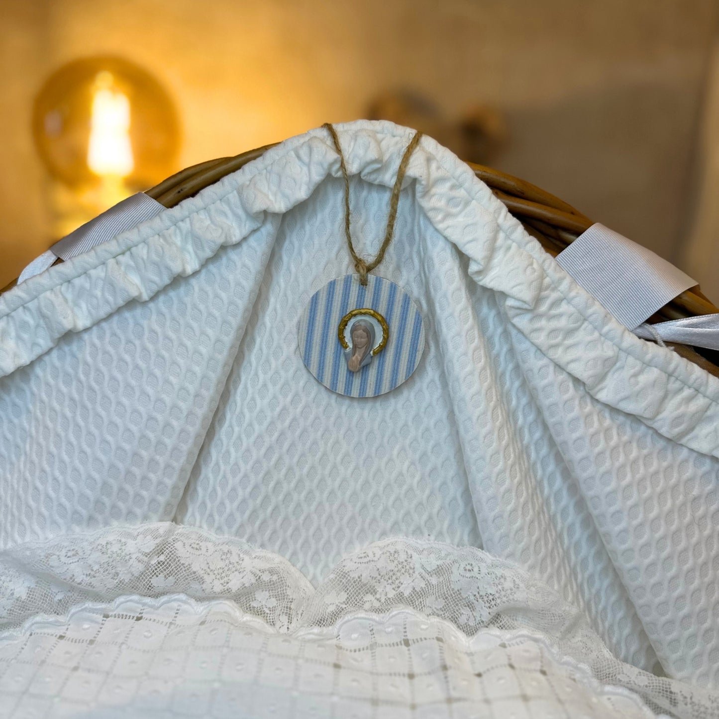 Medallón mini Virgencita rayas celeste