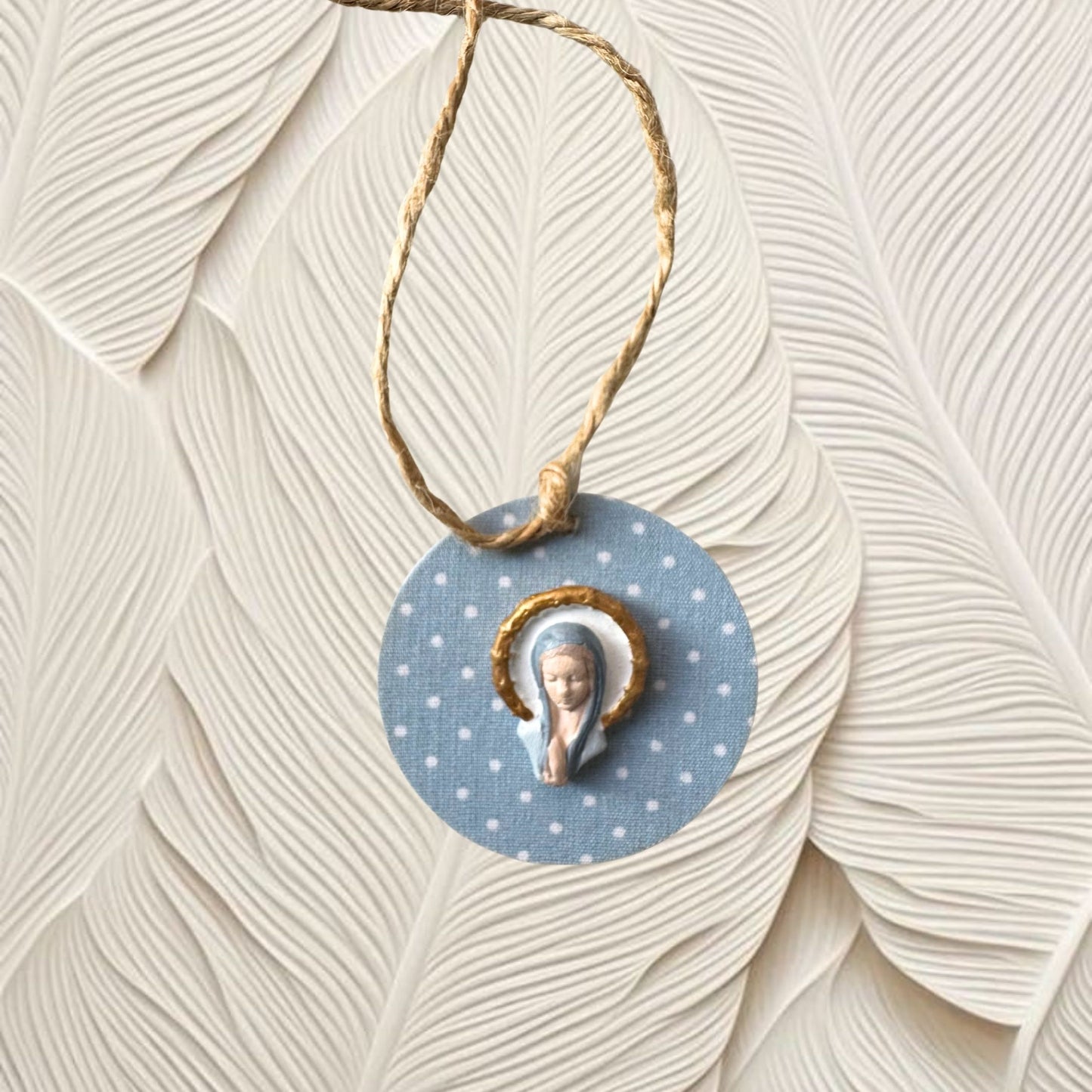 Medallón mini Virgencita lunares celeste