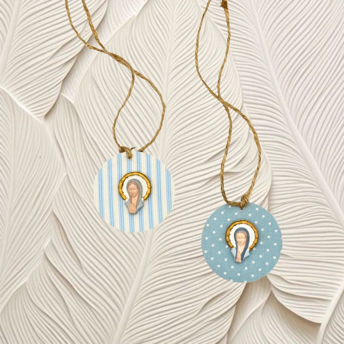 Medallón mini Virgencita rayas celeste