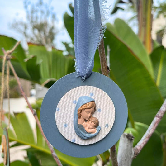 Medallón mediano Virgencita lunares celeste