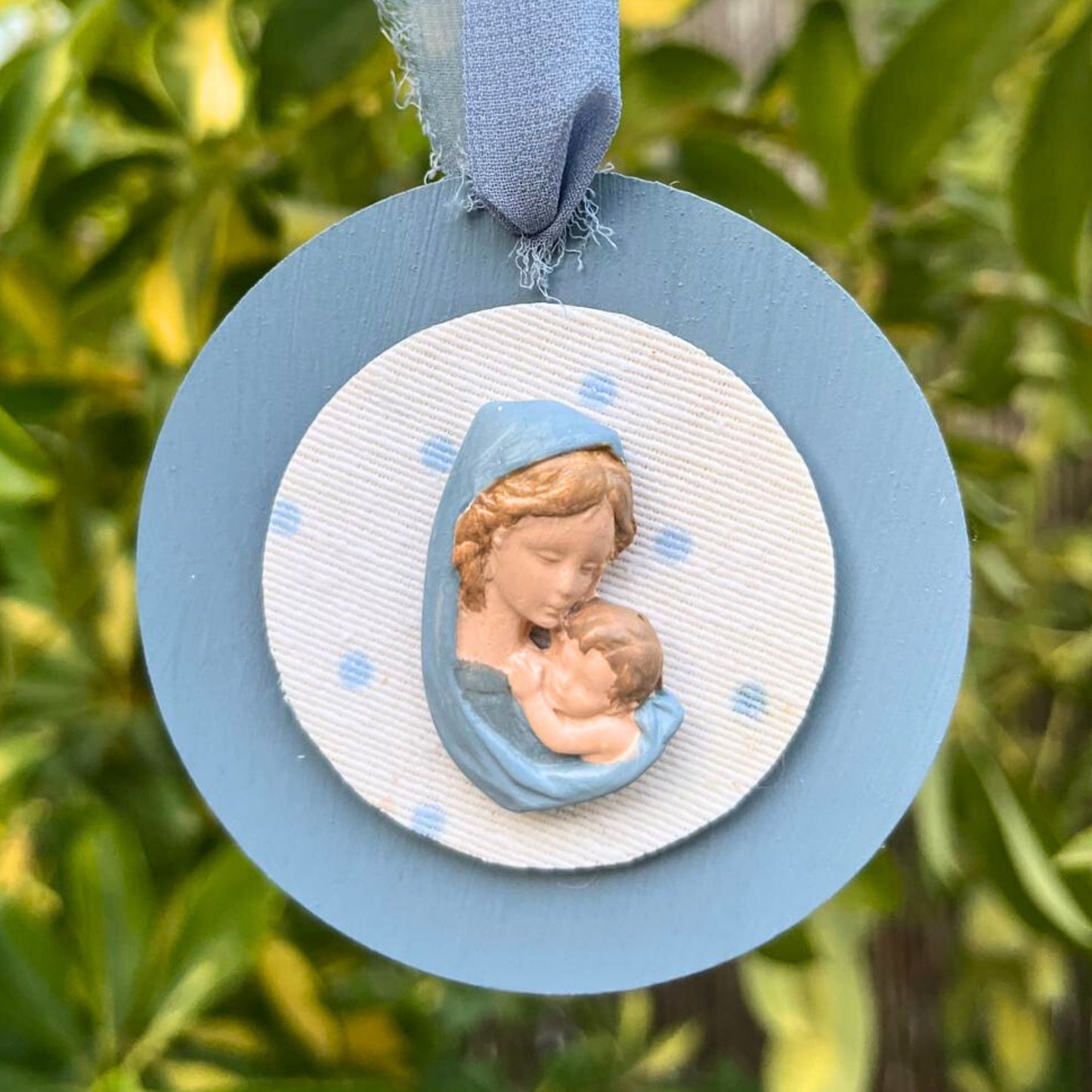 Medallón mediano Virgencita lunares celeste