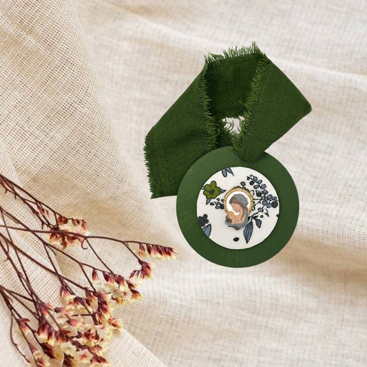 Medallón mediano Virgencita verde floral