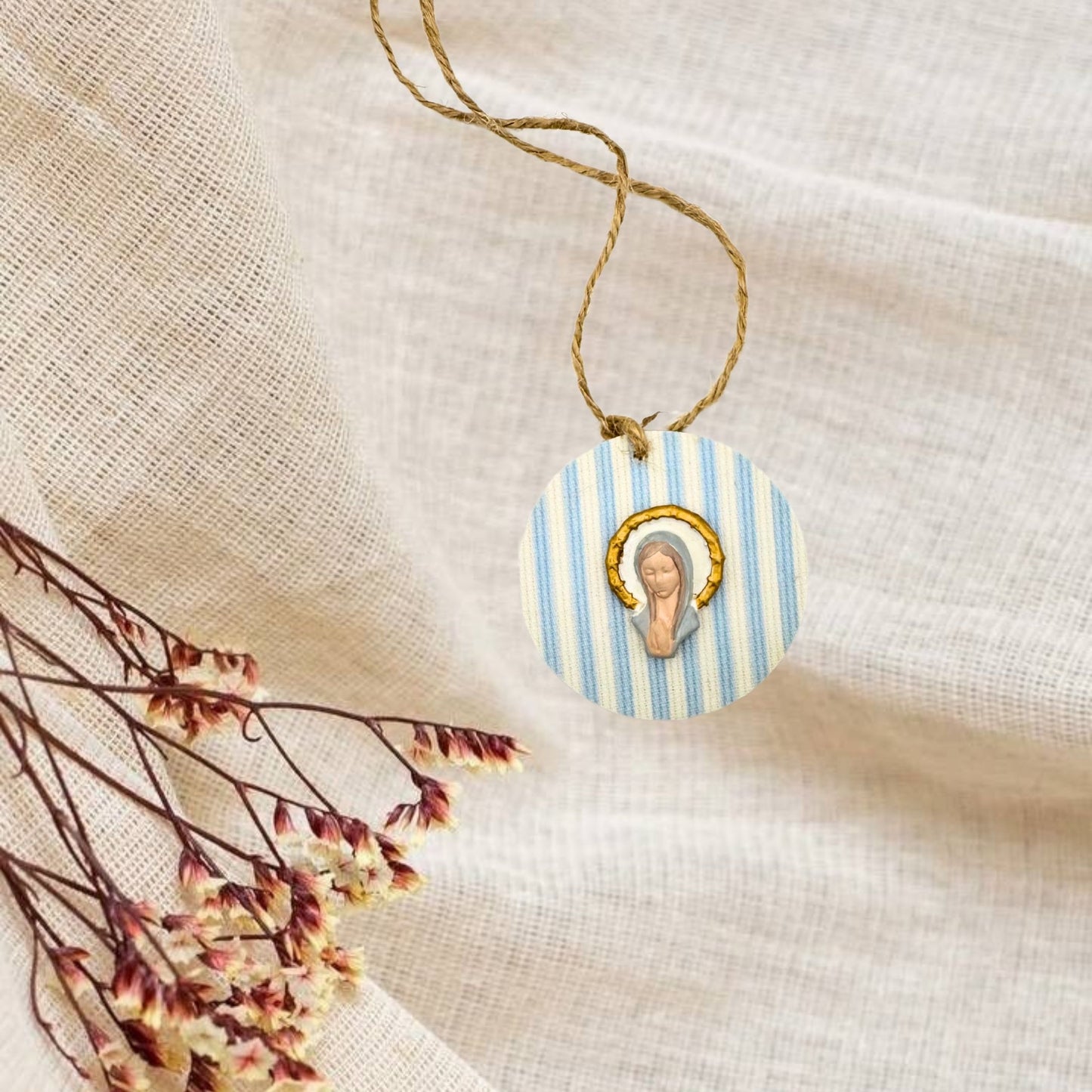 Medallón mini Virgencita rayas celeste