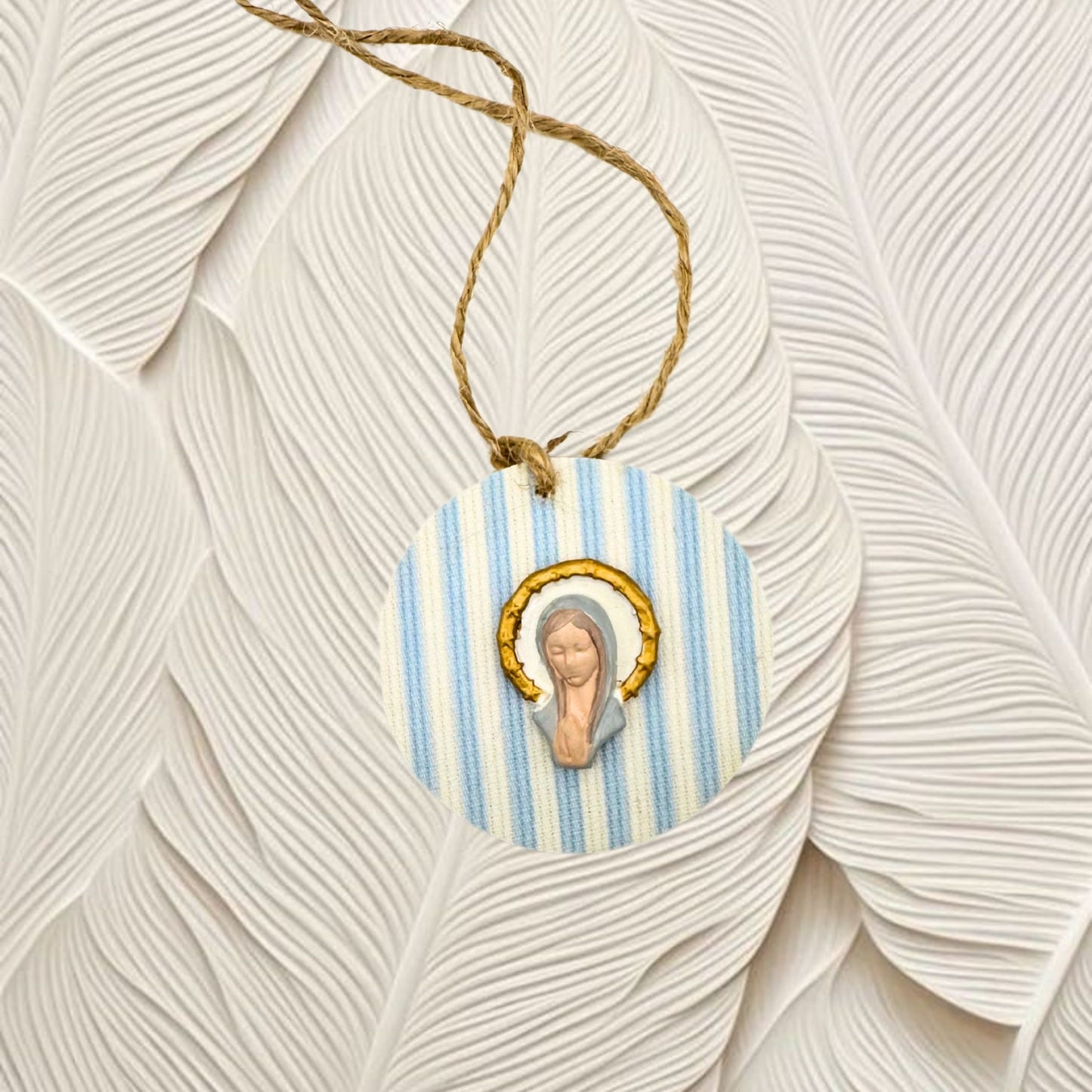 Medallón mini Virgencita rayas celeste