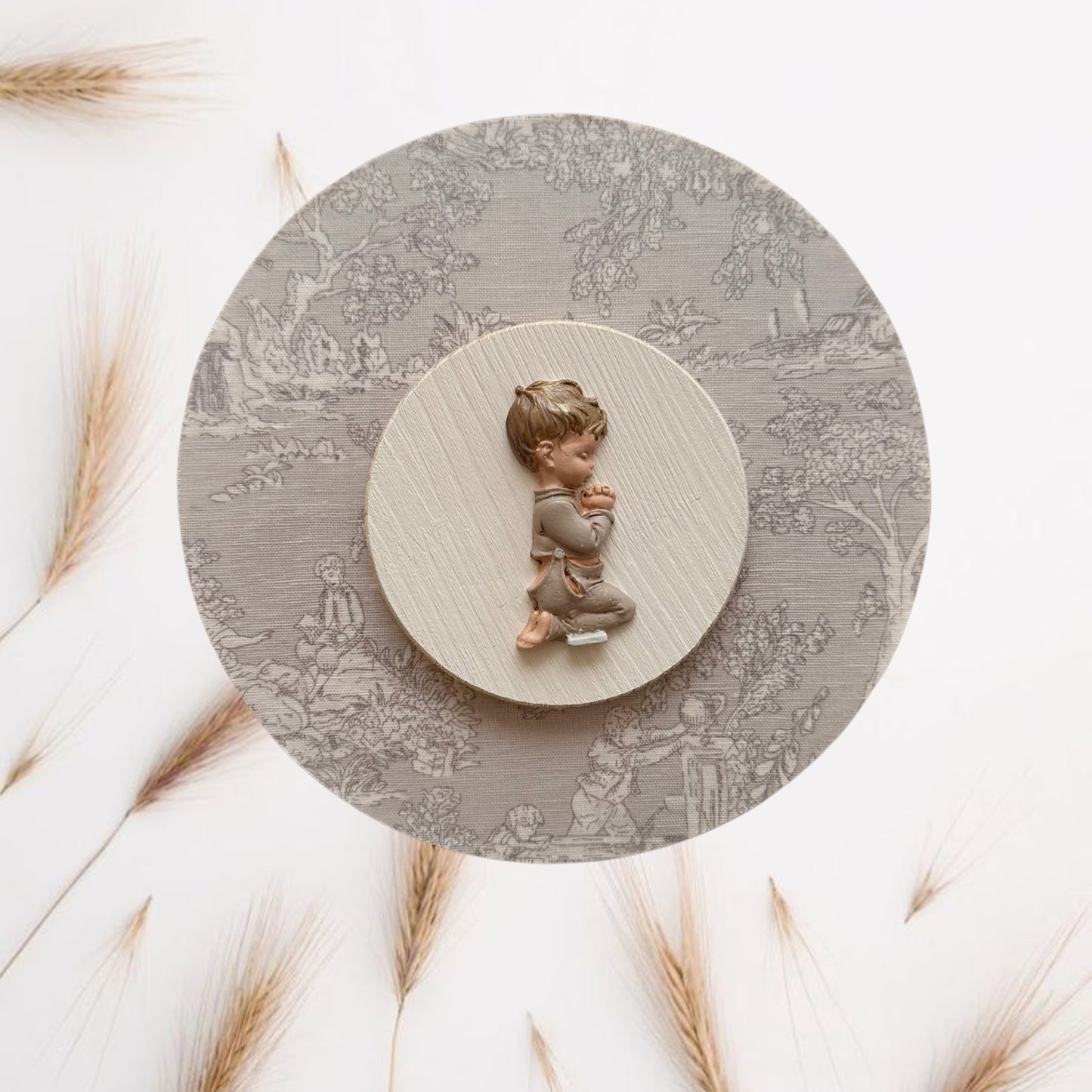 Cuadro niño rezando gris estampado