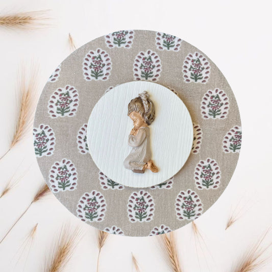 Cuadro niña rezando topo granate y verde (topo)