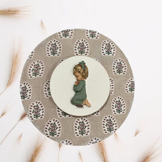 Cuadro niña rezando topo granate y verde (verde)