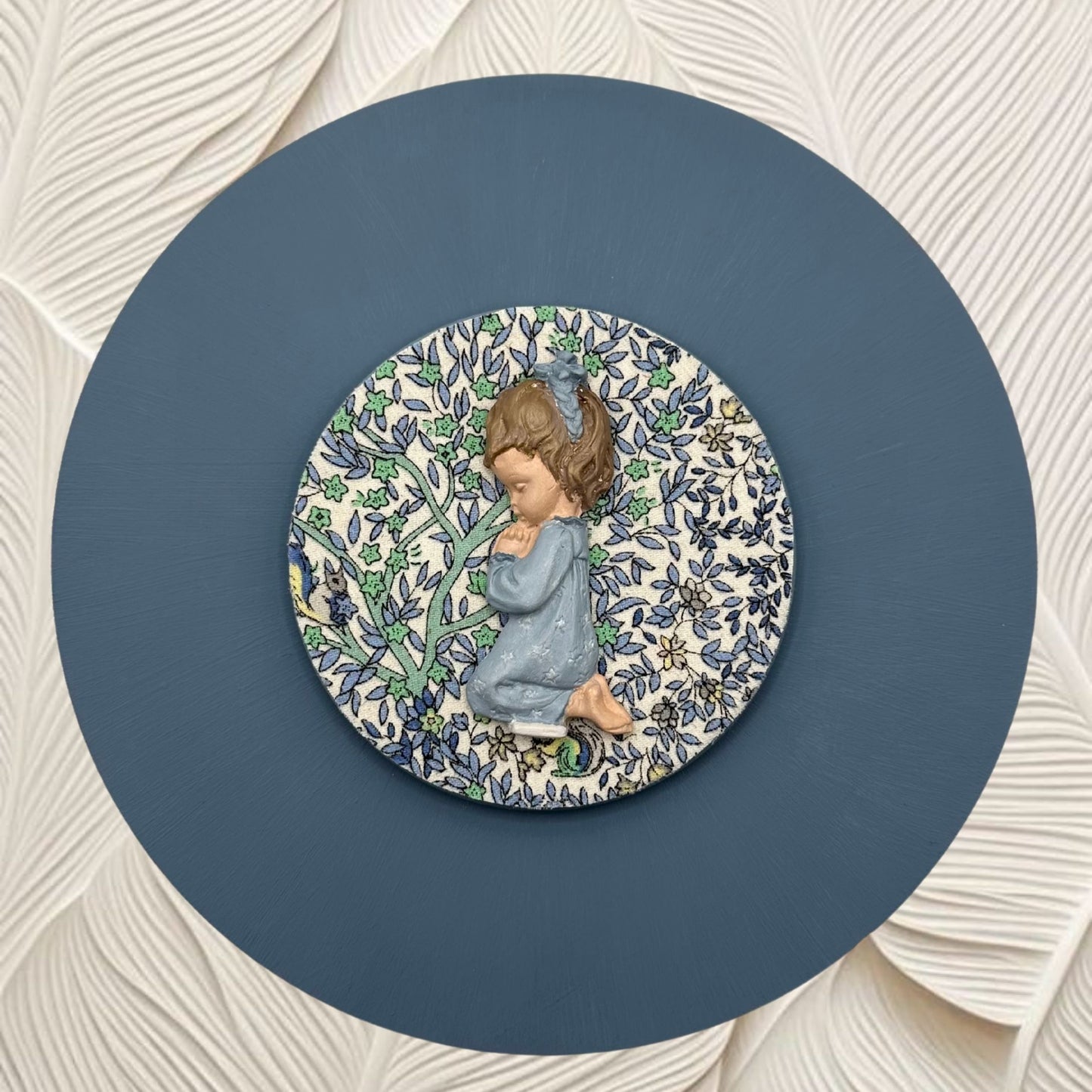 Cuadro niña rezando grande azul floral