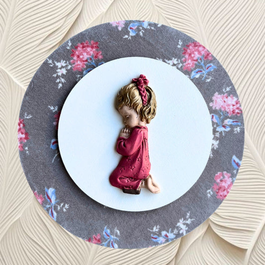 Cuadro niña rezando grande estampada buganvilla