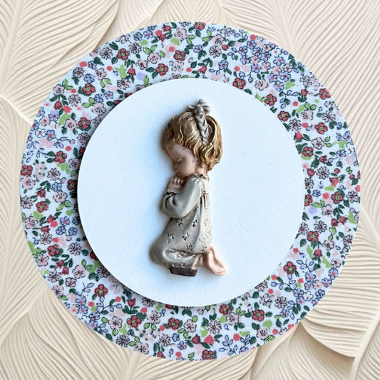 Cuadro niña rezando grande estampada flores