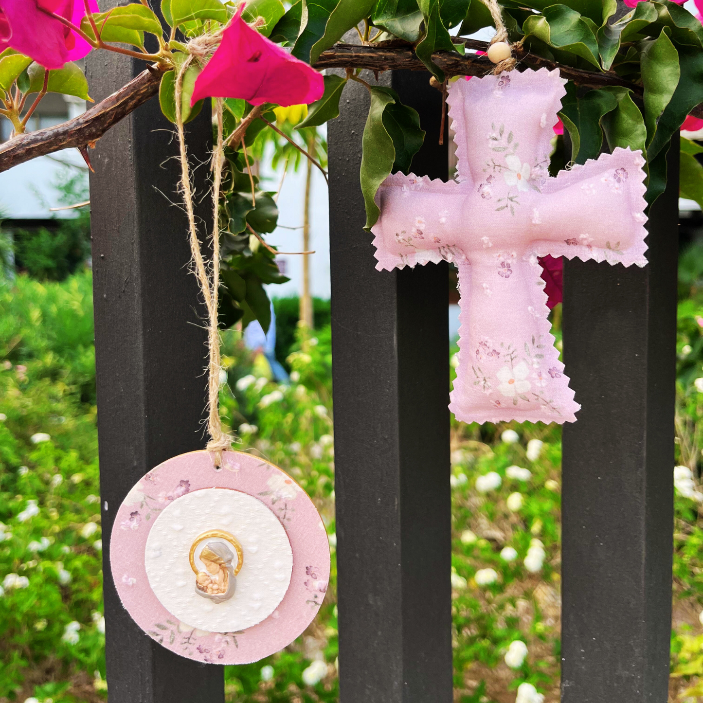 Medallón mediano Virgencita floral nude plumeti