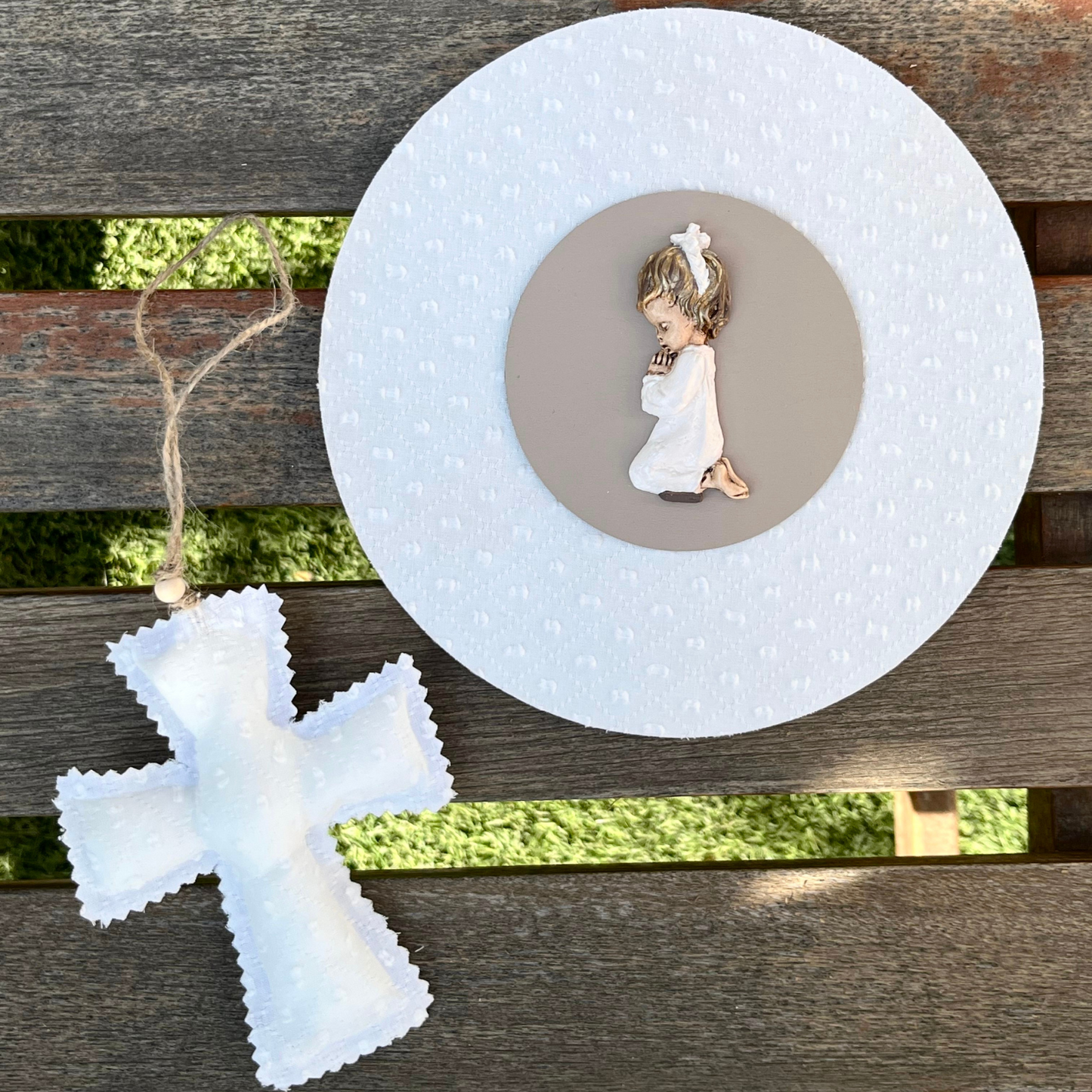 Pack Cruz y Cuadro grande niña rezando plumeti