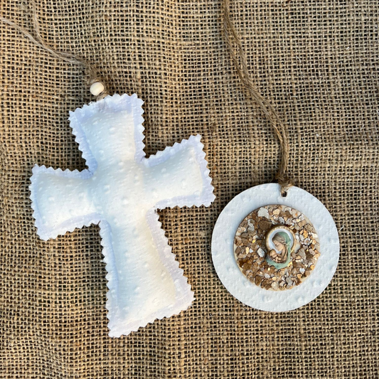 Pack Cruz y Medallón mediano Virgencita plumeti blanco