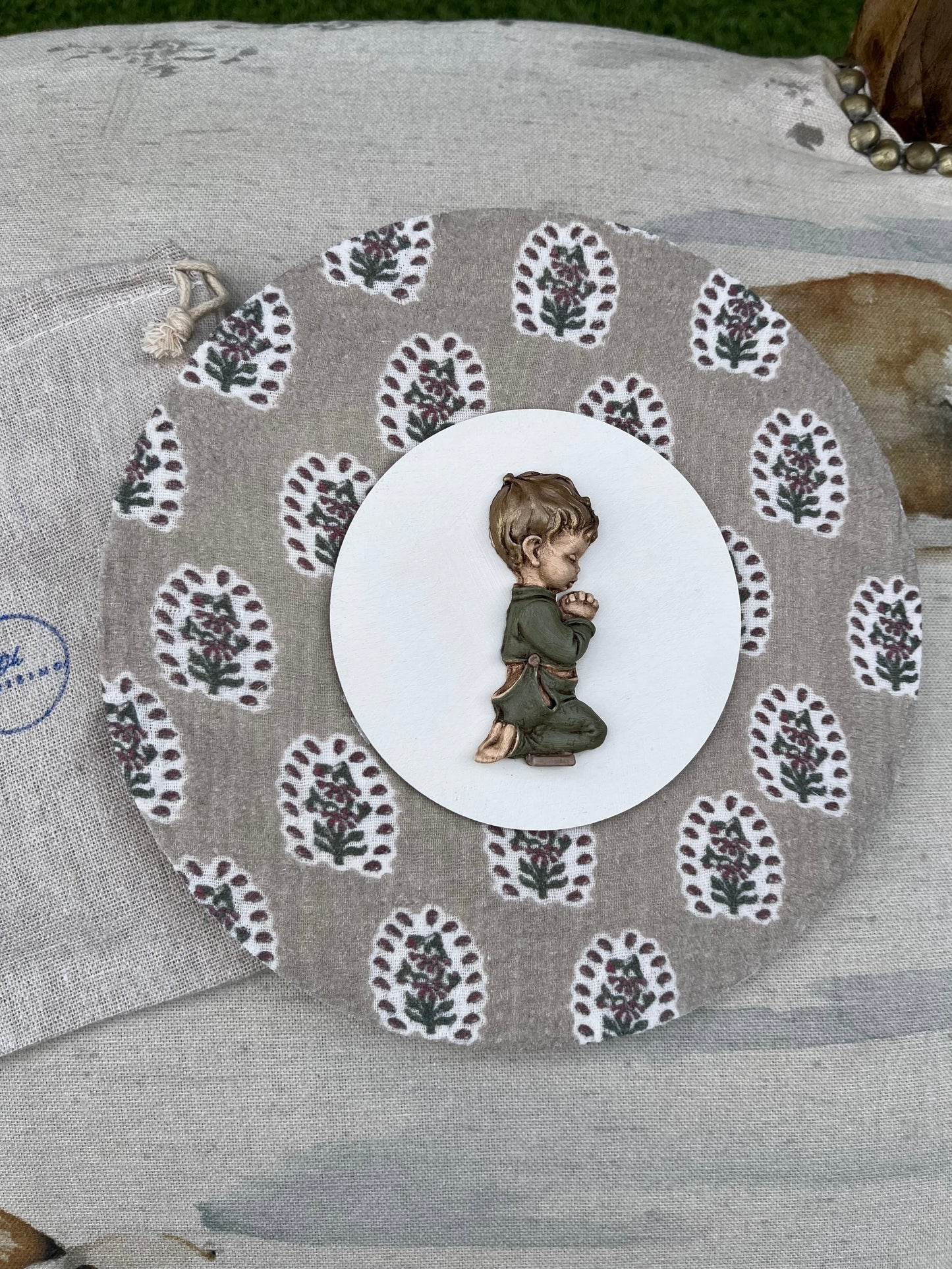 Cuadro niño rezando topo granate y verde (verde)