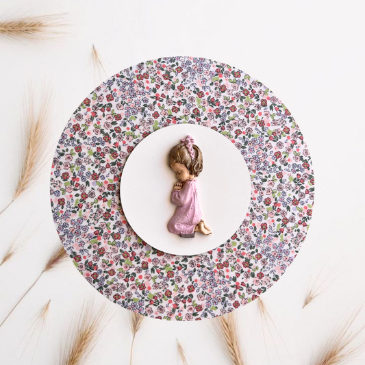 Cuadro niña rezando flores tonos rosas