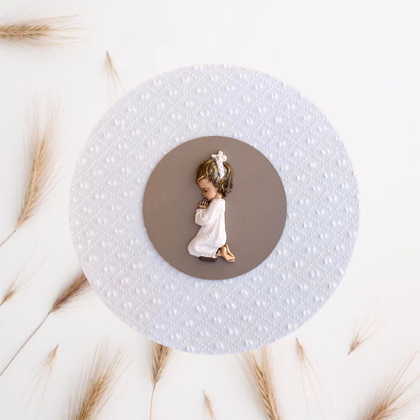 Cuadro niña rezando plumeti blanco y topo