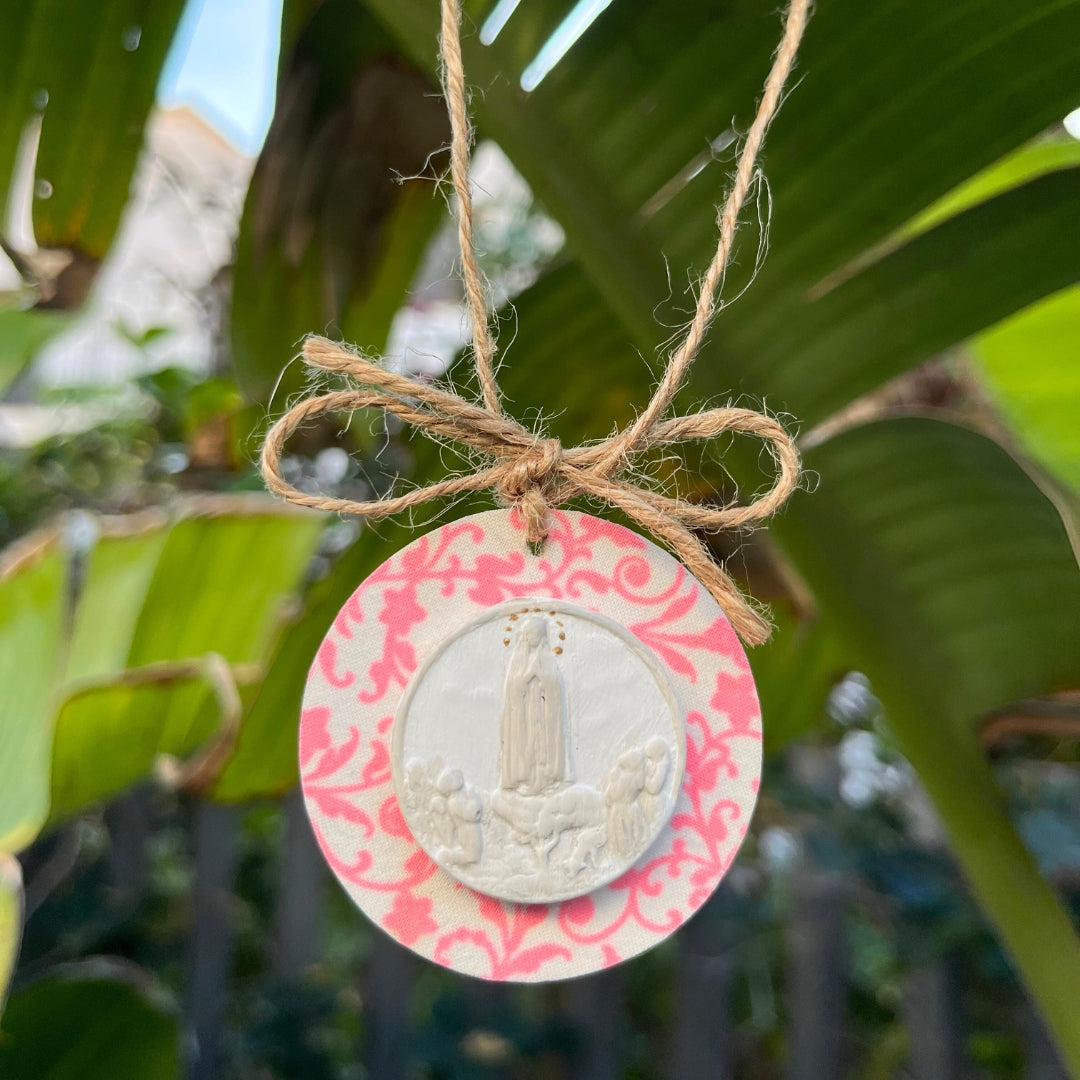 Medallón mini Virgen de Fátima rosa floral