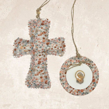 Pack Cruz y Medallón mediano Virgencita flores plumeti