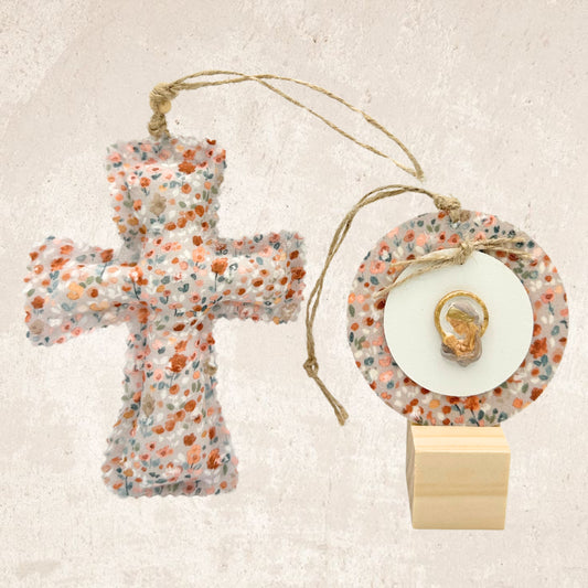 Pack Cruz y Medallón mediano Virgencita flores plumeti