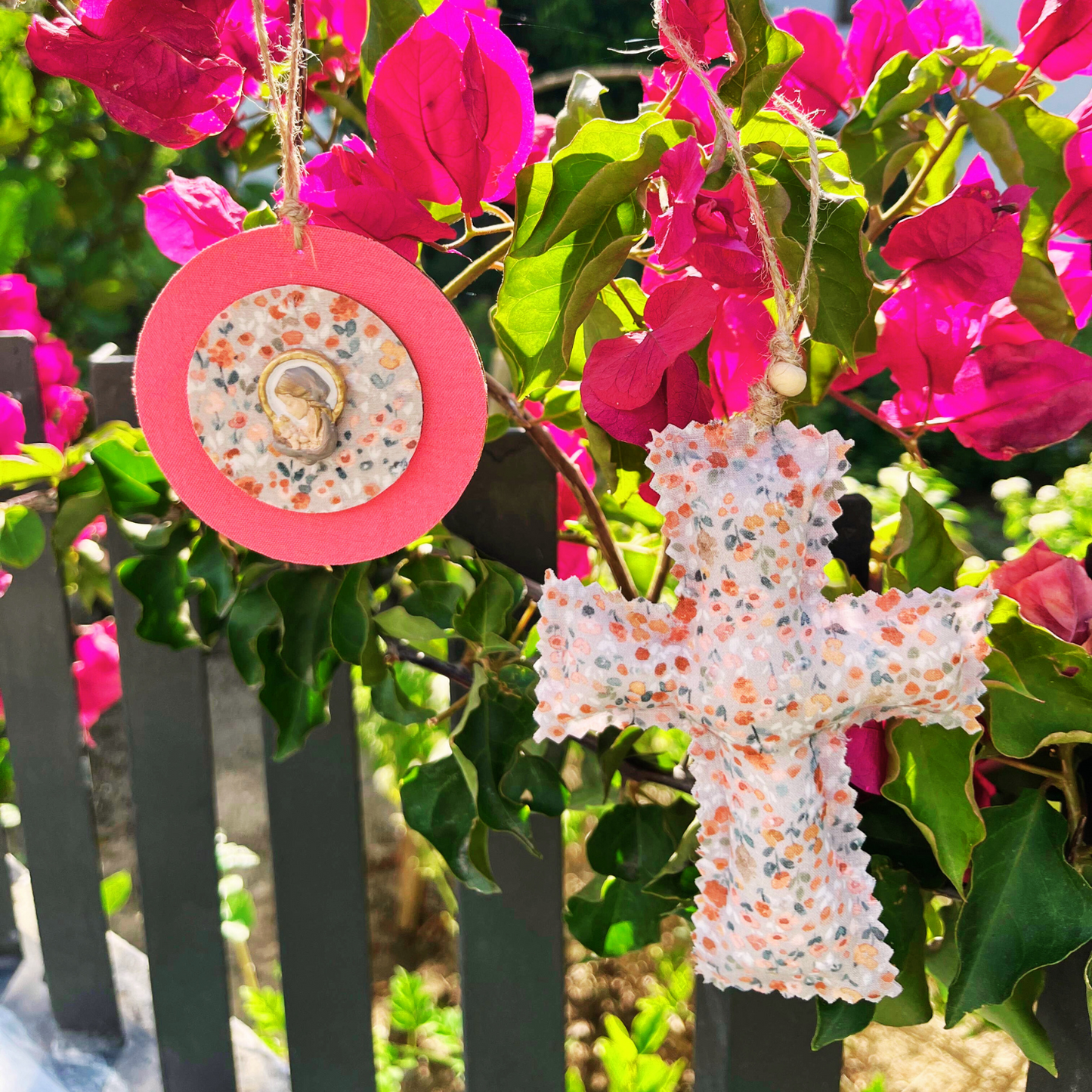 Pack Cruz y Medallón mediano Virgencita flores rosas