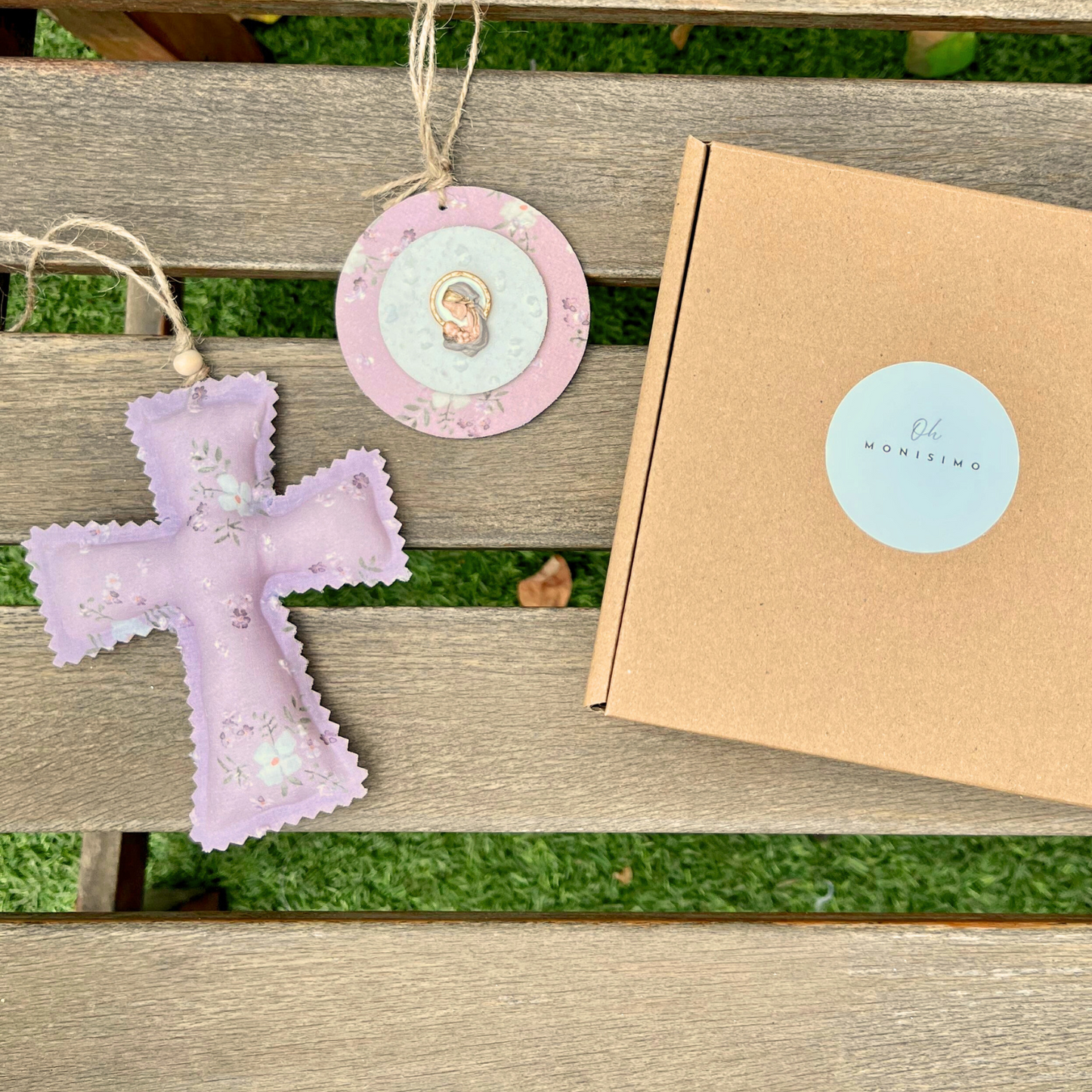 Pack Cruz y Medallón mediano Virgencita rosa y plumeti