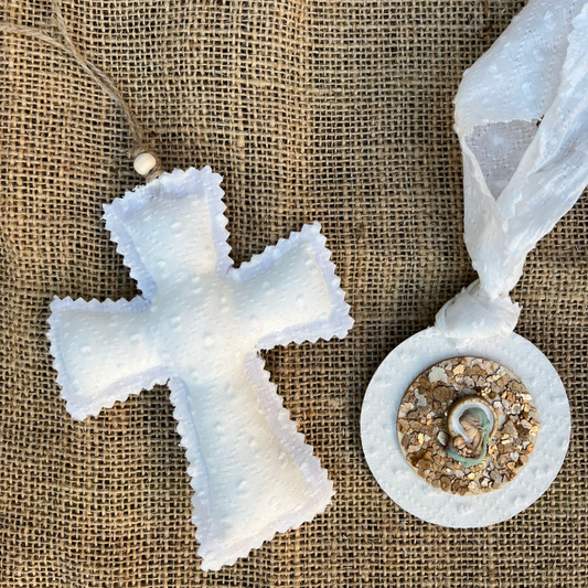Pack Cruz y Medallón mediano Virgencita plumeti blanco y dorado