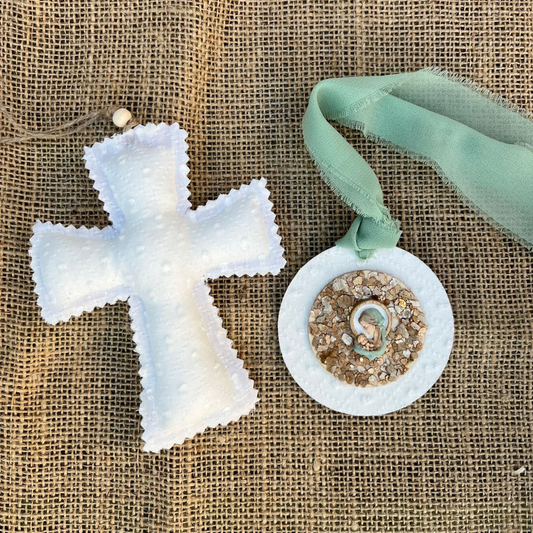 Pack Cruz y Medallón mediano Virgencita plumeti blanco y verde