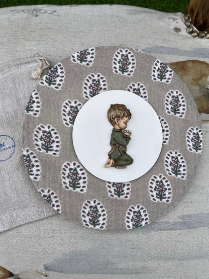 Cuadro niño rezando topo granate y verde (verde)