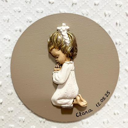 Cuadro niña rezando plumeti blanco y topo